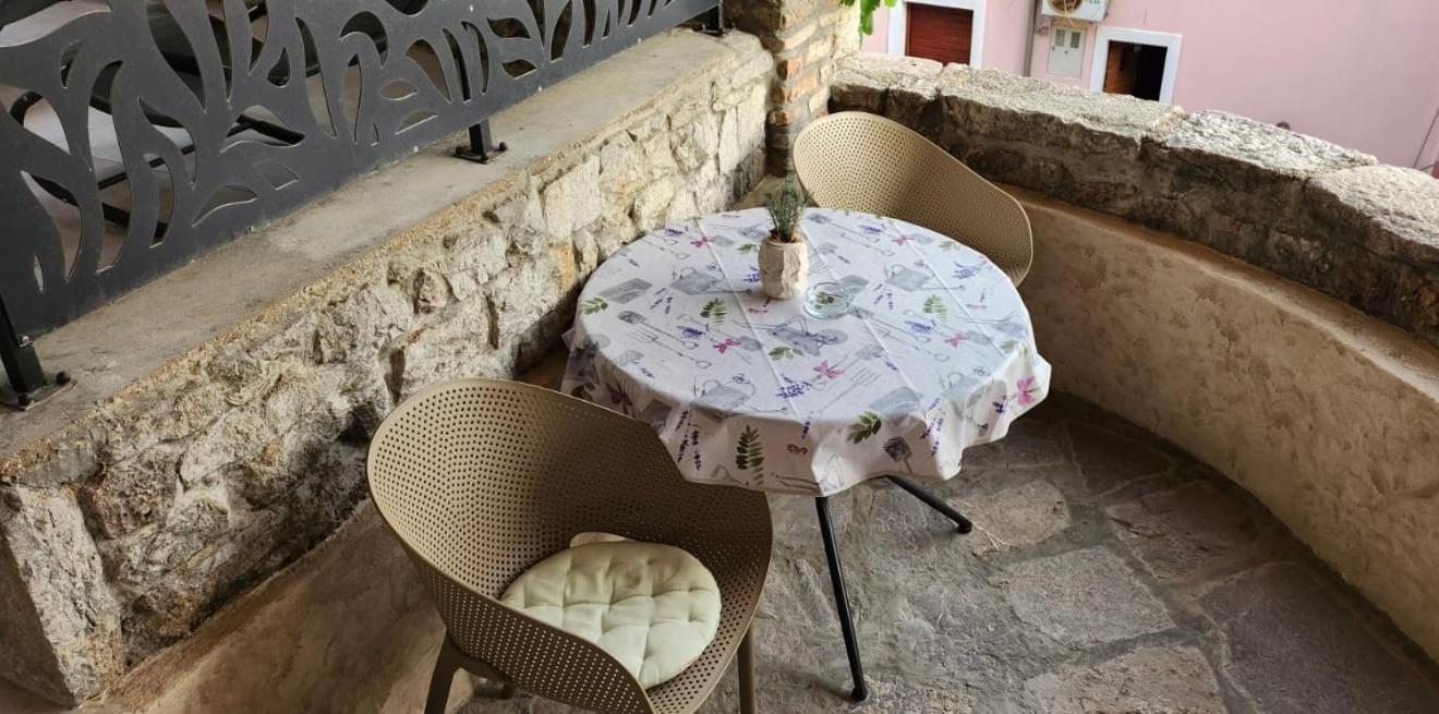 Parona Holiday Home Vrbnik Exterior foto